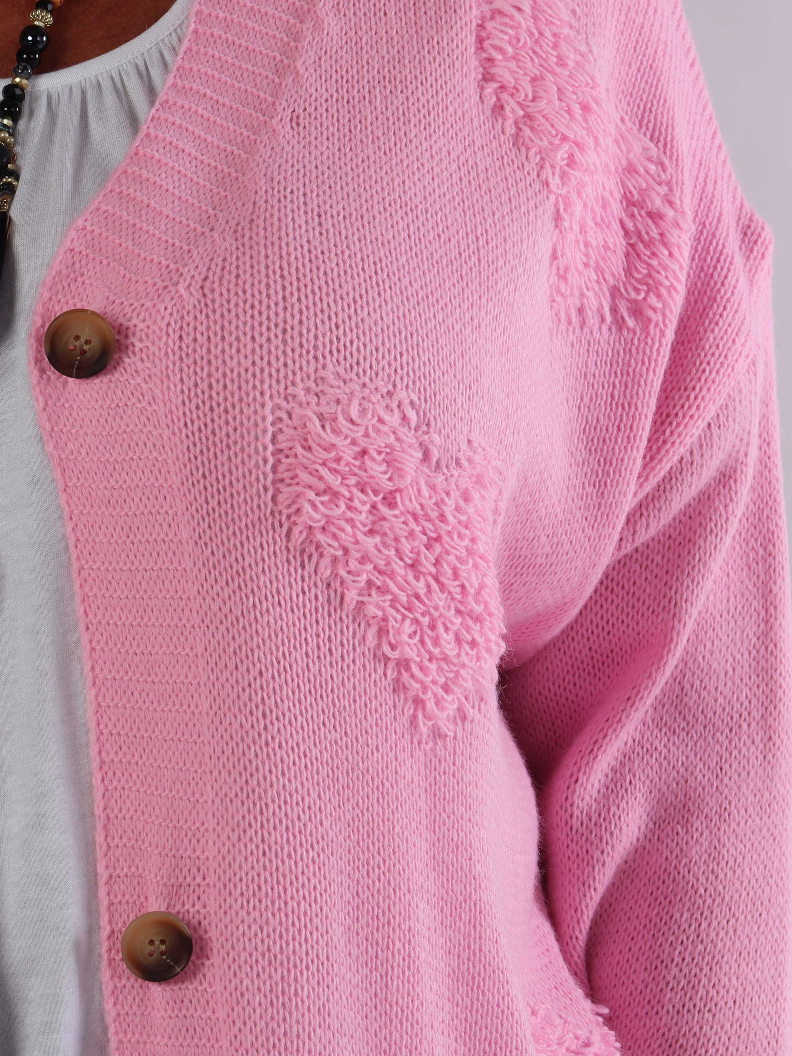 Rosaline - Sød plus size strikcardigan med fine hjerter og knaplukning